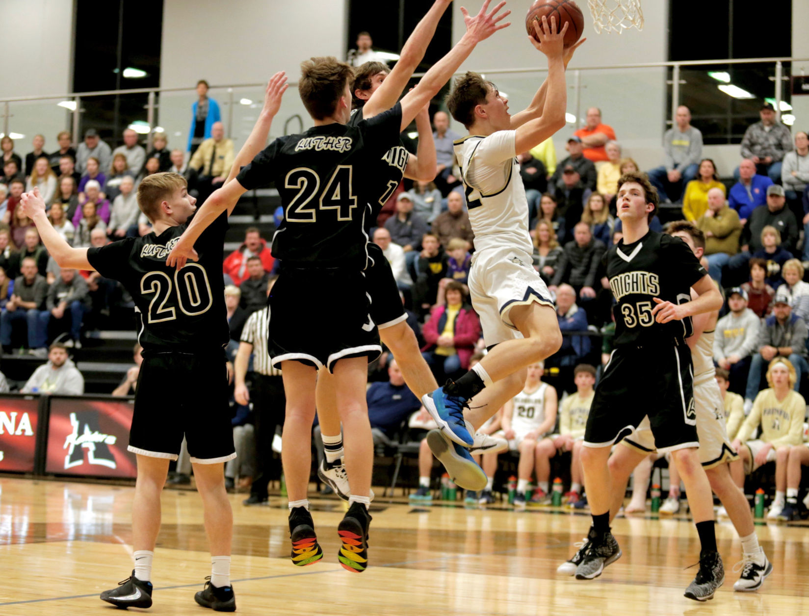 Onalaska Luther vs. La Crosse Aquinas